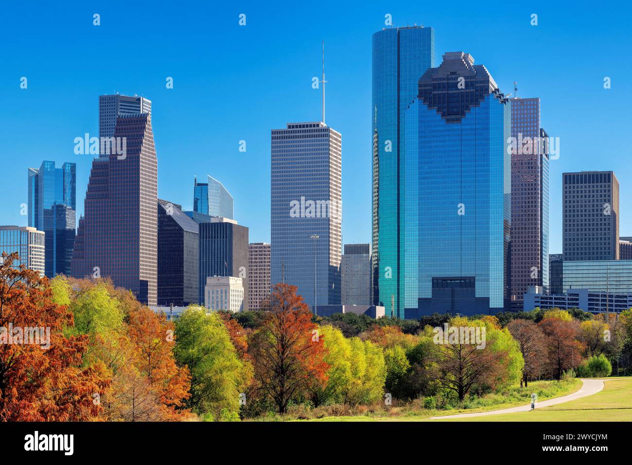 Skyline del centro di Houston nella soleggiata giornata autunnale, a Houston, Texas, Stati Uniti Foto Stock