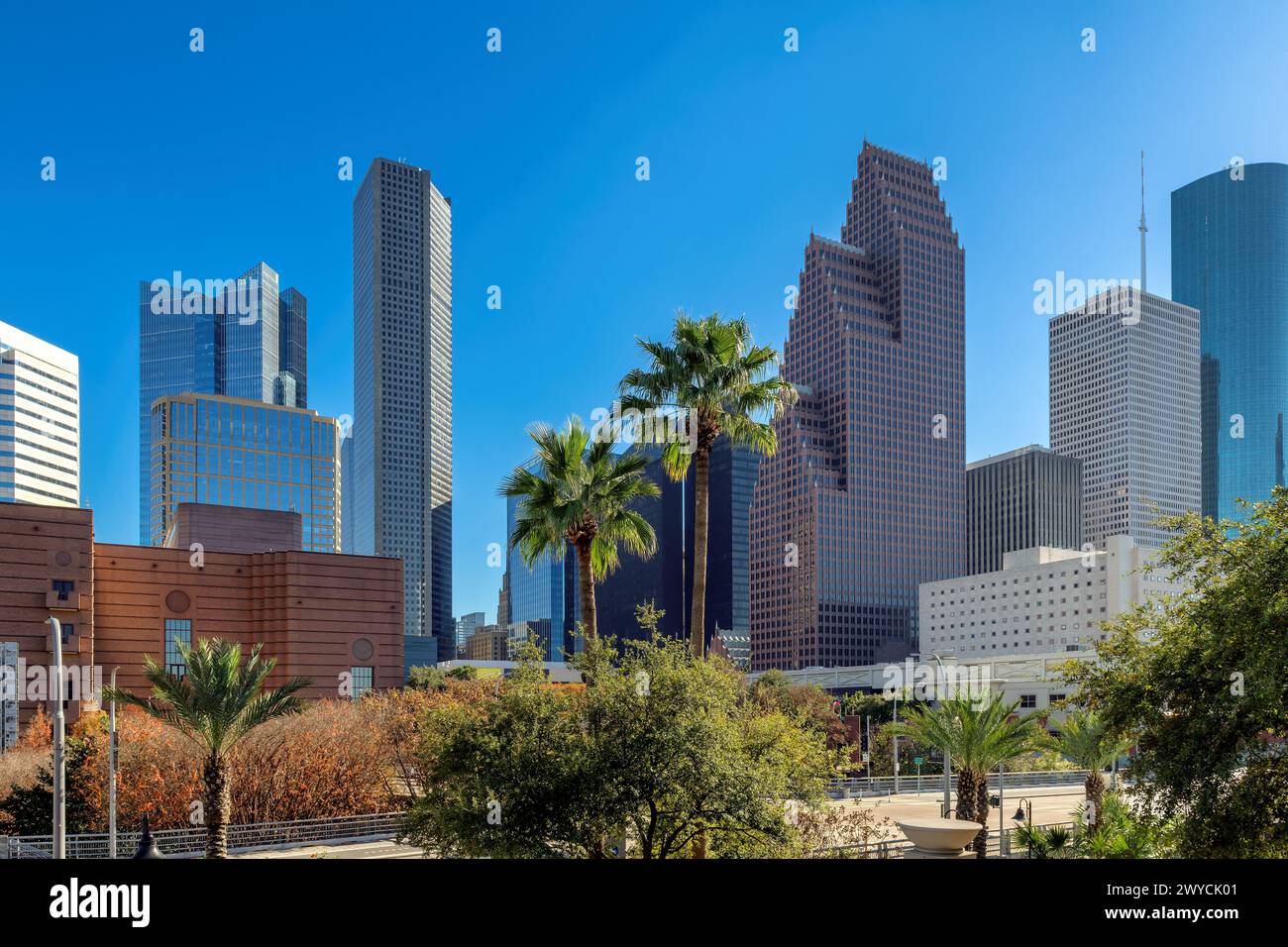Skyline del centro di Houston nella soleggiata giornata autunnale, a Houston, Texas, Stati Uniti Foto Stock
