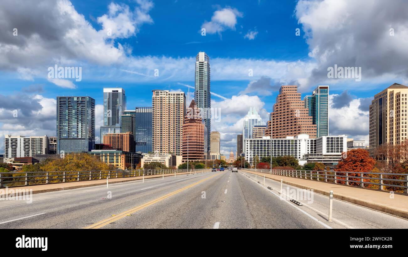 Vista panoramica dello skyline del centro di Austin nelle giornate di sole ad Austin, Texas, Stati Uniti Foto Stock