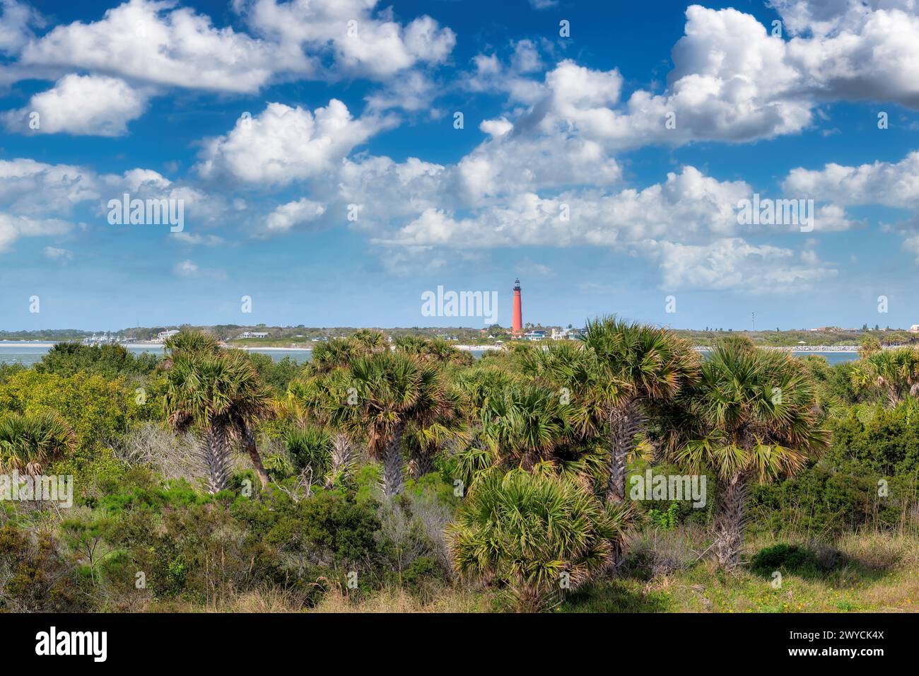 Faro di Ponce de Leon Inlet nella giornata di sole dal parco sulla spiaggia di New Smyrna, Florida. Foto Stock