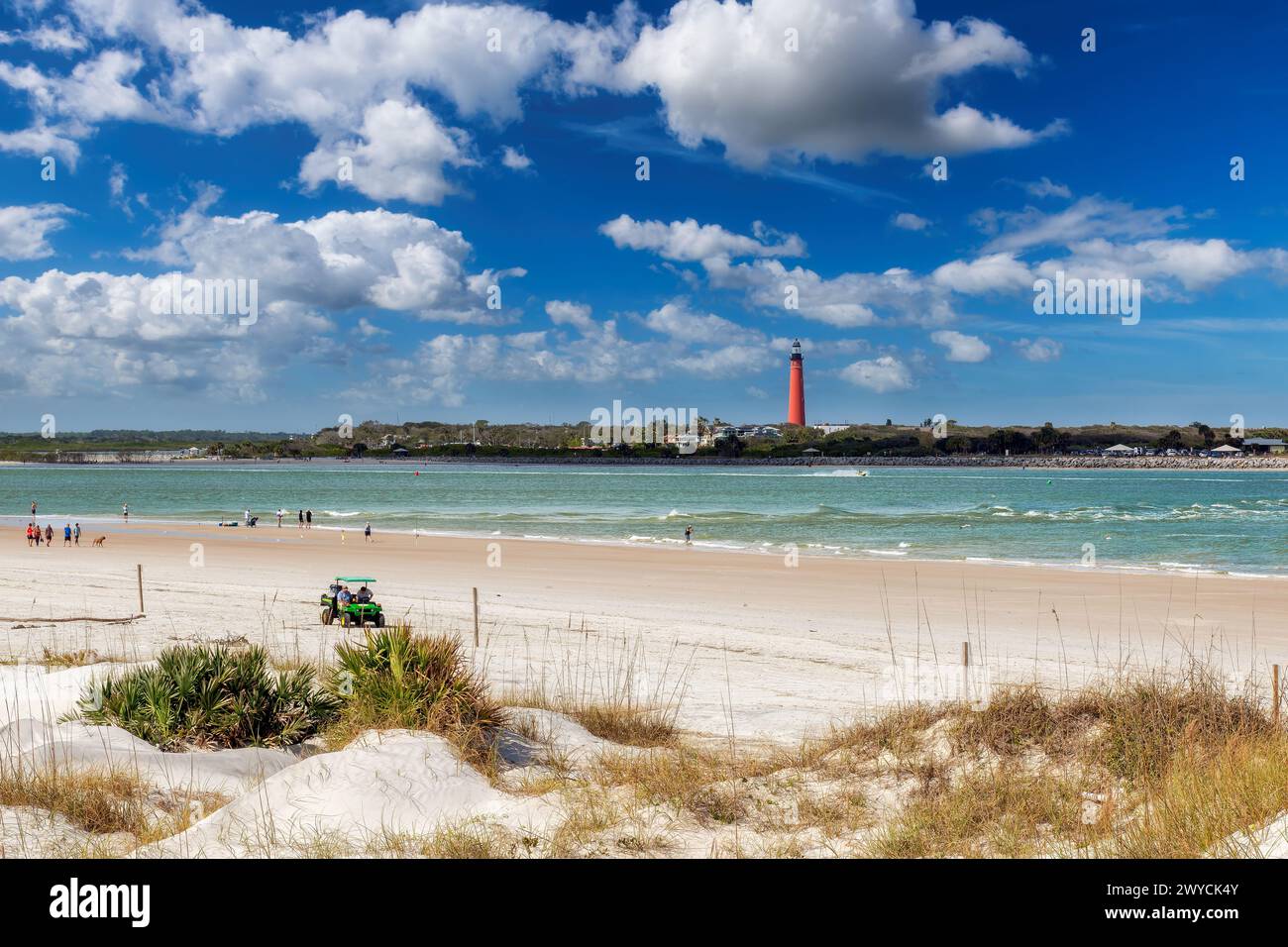 Faro di Ponce de Leon Inlet nella giornata di sole dal parco sulla spiaggia di New Smyrna, Florida. Foto Stock