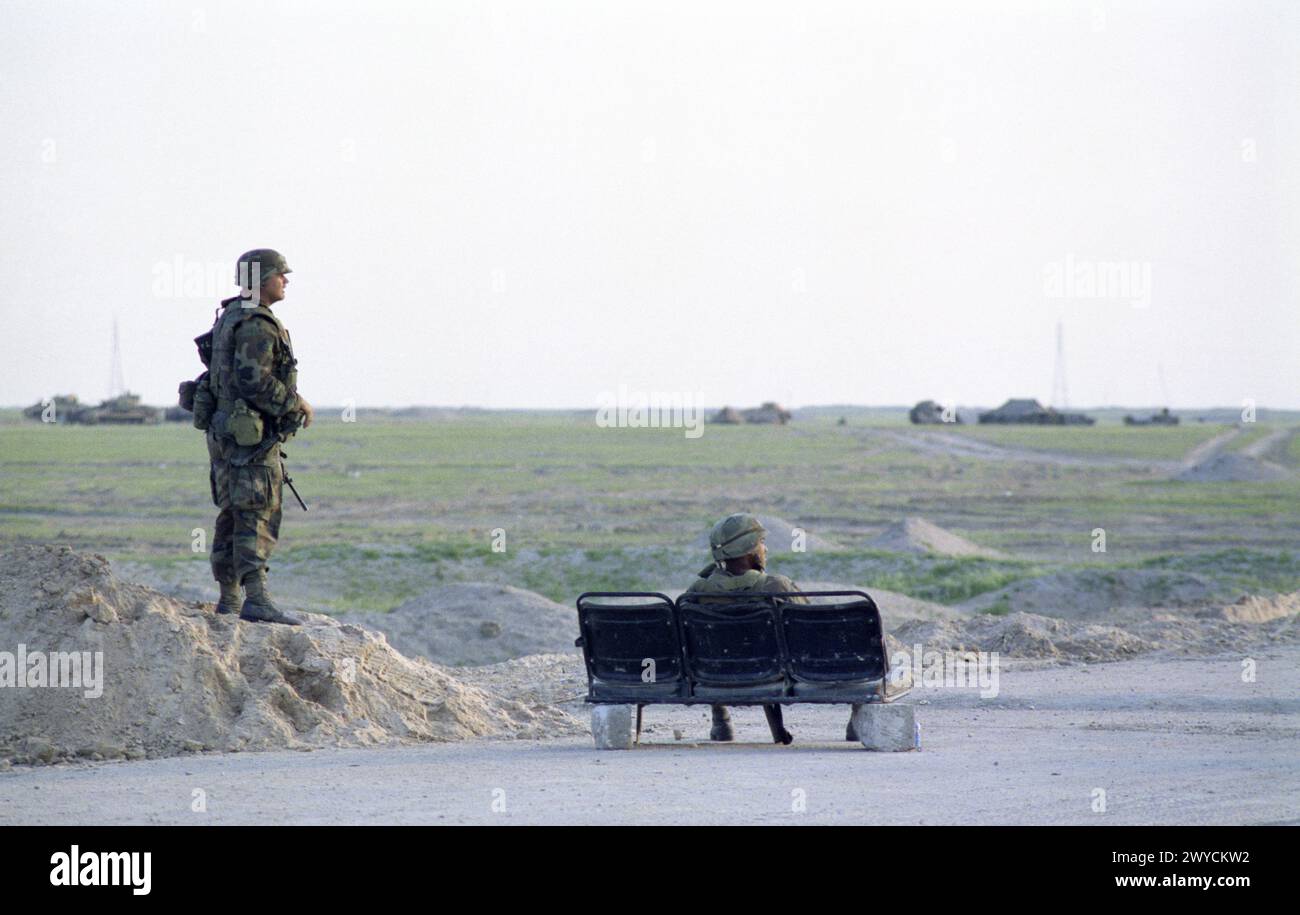 26 marzo 1991 U.S. I soldati dell esercito all'ultimo noi checkpoint sulla strada a Baghdad, a 8 km a sud di Nassiriya in Iraq meridionale. Foto Stock