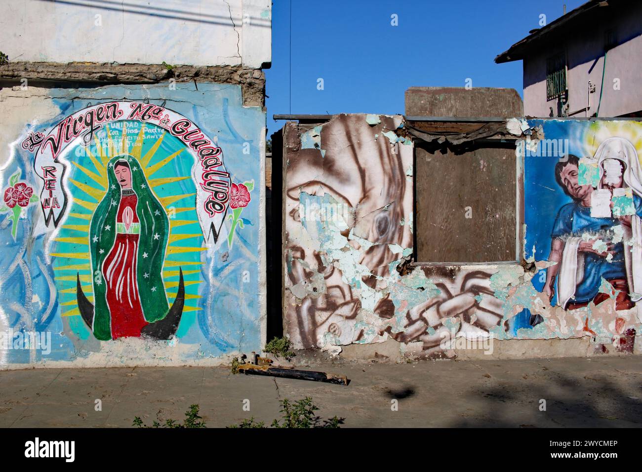 Tijuana, Messico, marzo aprile 2024. La città di confine di Tijuana è un punto di riferimento per il contrabbando di droga, un importante punto di trasferimento per i cartelli messicani che trasportano negli Stati Uniti grandi quantità di cocaina, metanfetamina e fentanil. Nel frattempo, i trafficanti di droga locali vendono a una grande popolazione di tossicodipendenti porzioni di meth ed eroina che è allacciata con fentanil. Sempre di più, il fentanil viene venduto puro come sostituto dell'eroina. Molti tossicodipendenti muoiono di overdose. Il traffico e la vendita a tutti i livelli creano diversi livelli di violenza e Tijuana è diventata, con circa 5 omicidi al giorno, uno dei quali Foto Stock