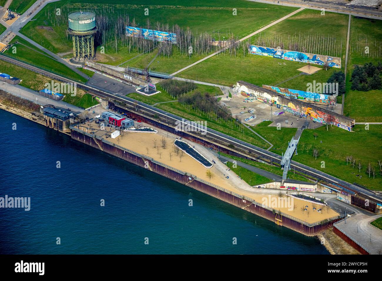 Vista aerea, Rheinpark Hochfeld con torre d'acqua, Hochfeld, Duisburg, regione della Ruhr, Renania settentrionale-Vestfalia, Germania, Duisburg-S. Foto Stock