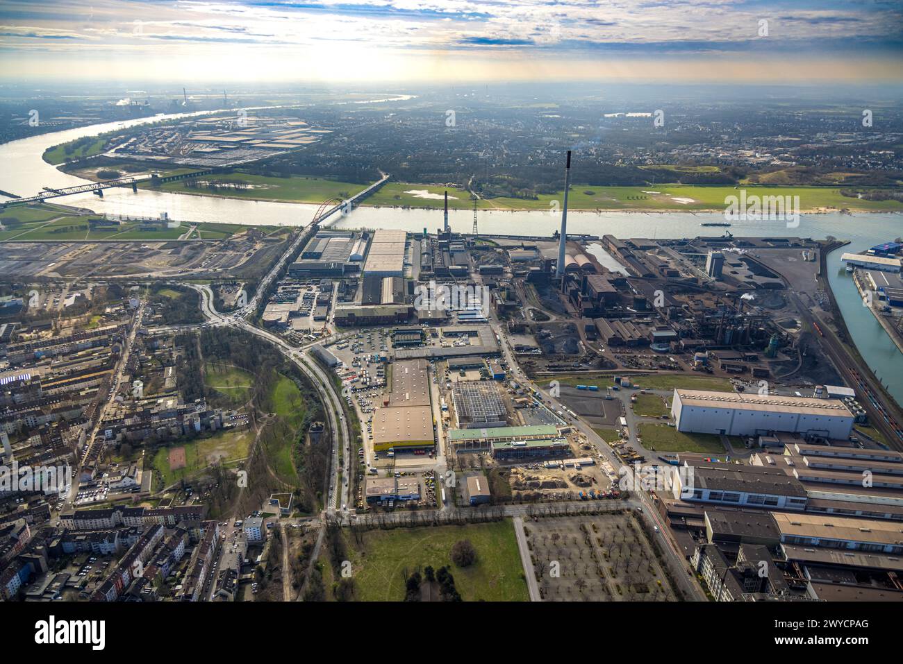 Vista aerea, cantiere nel parco industriale della fonderia di rame, DK Recycling und Roheisen GmbH ex fonderia di rame, vista sul fiume R. Foto Stock