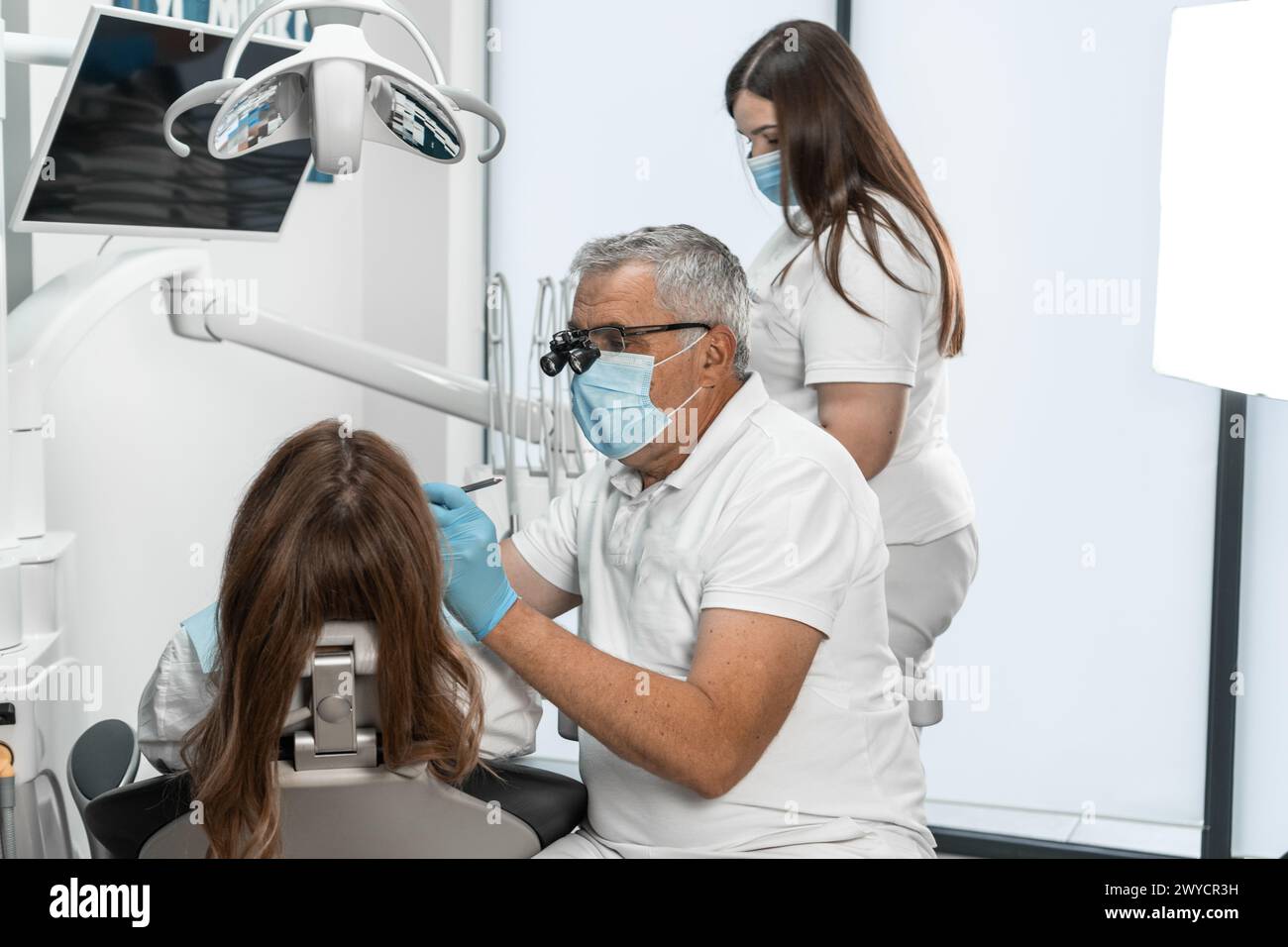In una clinica odontoiatrica, il medico risolve in modo rapido ed efficiente i problemi dentali del paziente, fornendo il massimo comfort e un elevato standard di Foto Stock