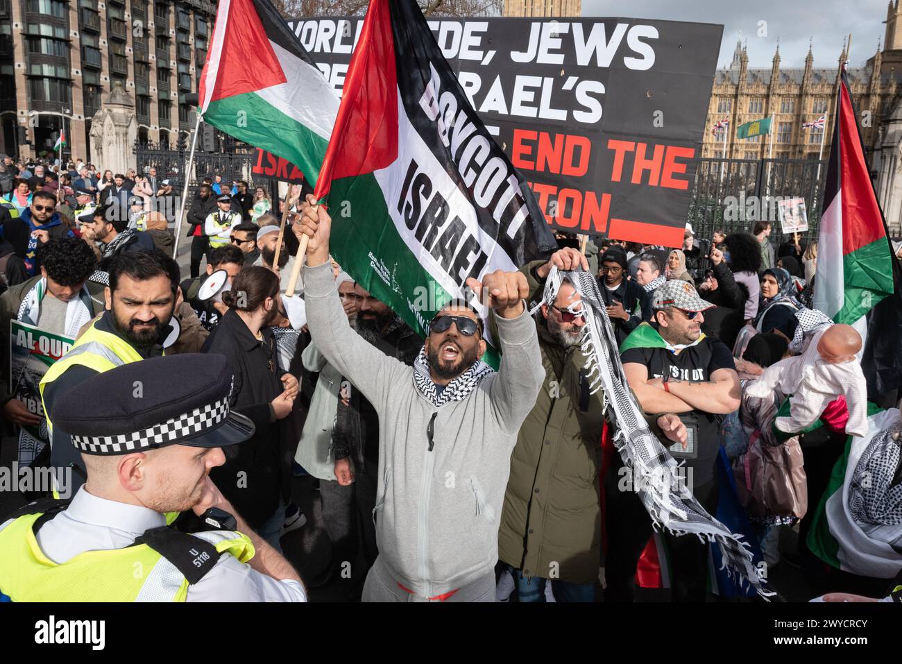 Londra, Regno Unito. 5 aprile 2024. I sostenitori della Palestina si riuniscono per la marcia annuale di al Quds Day nel centro di Londra. L'evento, che si riferisce al nome arabo di Gerusalemme, è stato affiancato da una coalizione di gruppi tra cui la Commissione islamica per i diritti umani (IHRC), Black Lives Matter UK, rete ebraica per la Palestina e la Commissione per gli affari pubblici musulmani nel Regno Unito e hanno visto grandi folle marciare dall'Ufficio interno per un raduno a Whitehall. Crediti: Ron Fassbender/Alamy Live News Foto Stock