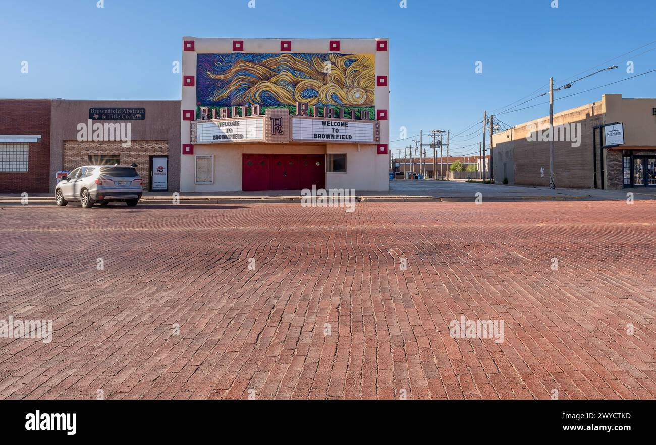 Brownfield, Texas, Stati Uniti – 22 marzo 2024: Esterno del Rialto Theater in una strada di mattoni nel quartiere del centro Foto Stock