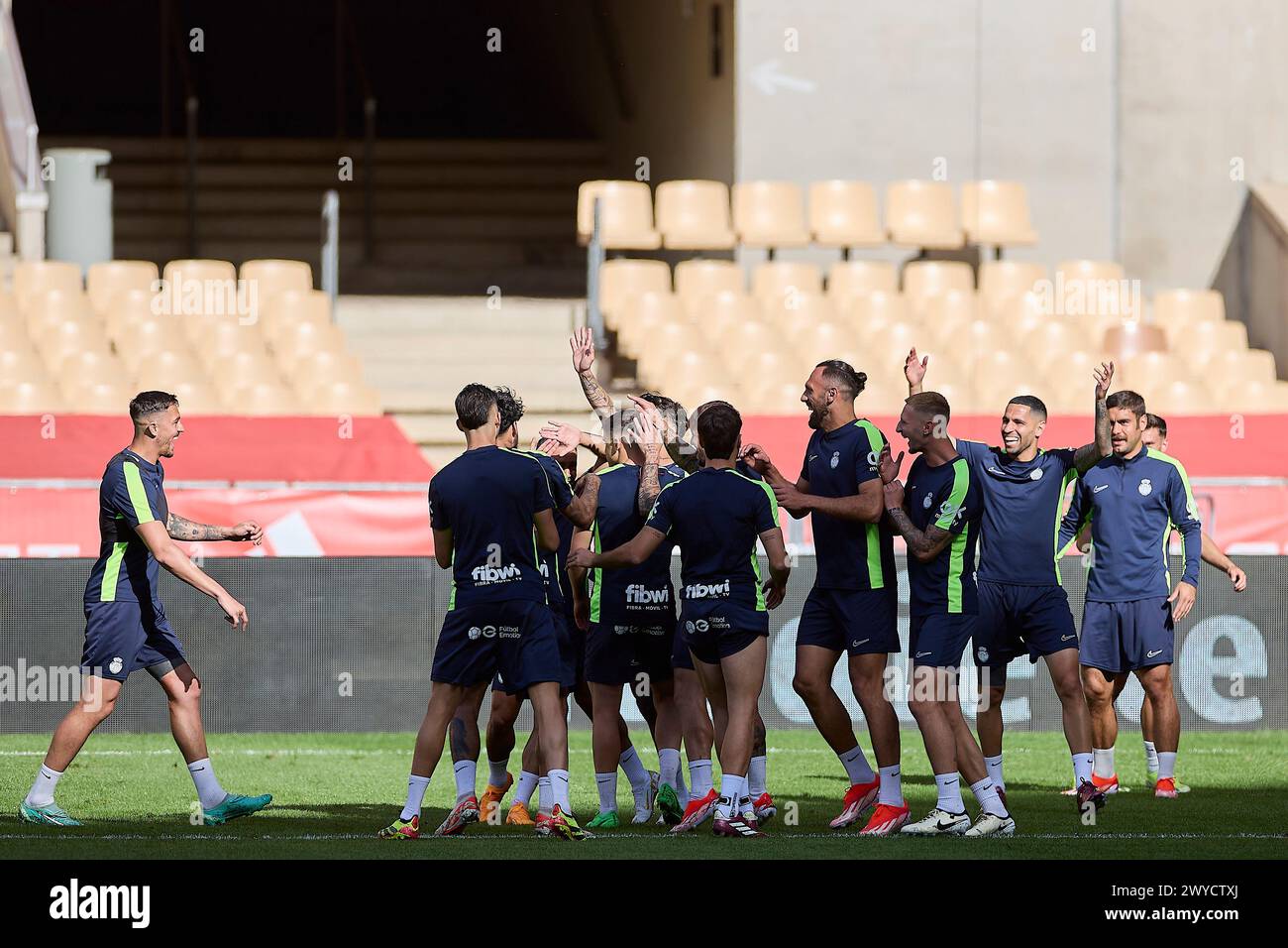 Siviglia, Spagna. 5 aprile 2024. I giocatori dell'RCD Mallorca scherzano durante la sessione di allenamento alla vigilia della finale di calcio della Copa del Rey spagnola tra Athletic Club e l'RCD Mallorca allo stadio la Cartuja. Credito: SOPA Images Limited/Alamy Live News Foto Stock