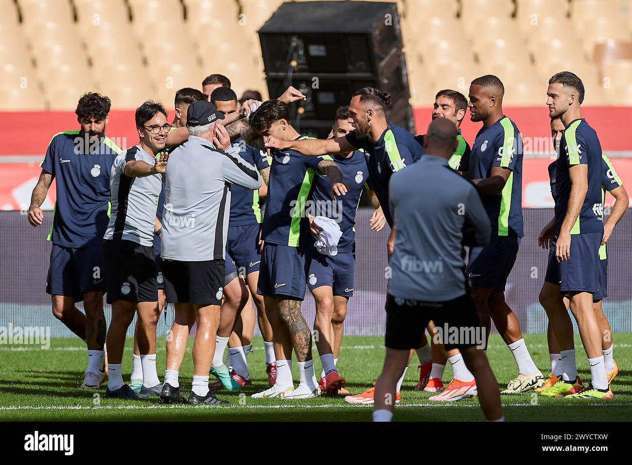 Siviglia, Spagna. 5 aprile 2024. I giocatori dell'RCD Mallorca scherzano durante la sessione di allenamento alla vigilia della finale di calcio della Copa del Rey spagnola tra Athletic Club e l'RCD Mallorca allo stadio la Cartuja. Credito: SOPA Images Limited/Alamy Live News Foto Stock