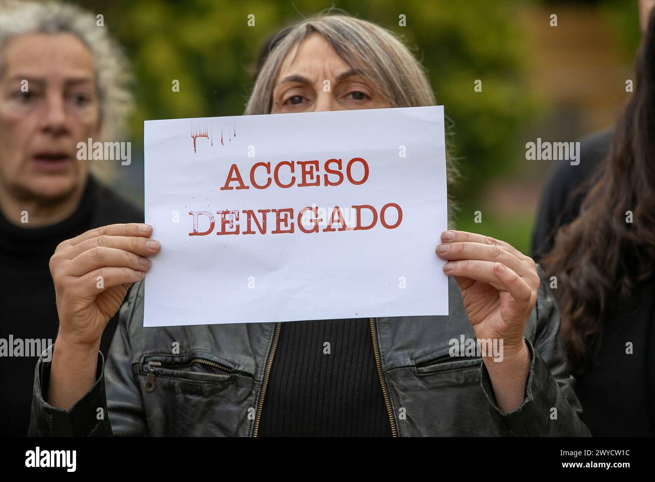 Madrid, Spagna. 5 aprile 2024. Un attivista porta un documento con la frase "accesso negato" durante una manifestazione. Varie ONG si sono riunite nella piazza "El Jardín de Palestine" di Madrid per chiedere un cessate il fuoco a Gaza e la garanzia di accesso umanitario. Hanno rappresentato l'attuale situazione a Gaza, con scatole e secchi di assistenza umanitaria, coperte, medicinali, carburante, attrezzature mediche, cibo, acqua o tende attualmente bloccati dallo Stato di Israele. (Foto di David Canales/SOPA Images/Sipa USA) credito: SIPA USA/Alamy Live News Foto Stock