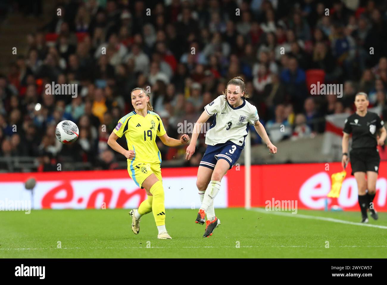 Wembley Stadium, Londra, Regno Unito. 5 aprile 2024. Calcio internazionale per donne qualificate all'Euro UEFA, Inghilterra contro Svezia; Niamh Charles d'Inghilterra fa un lungo passo lontano da Johanna Rytting Kaneryd di Svezia. Credito: Action Plus Sports/Alamy Live News Foto Stock