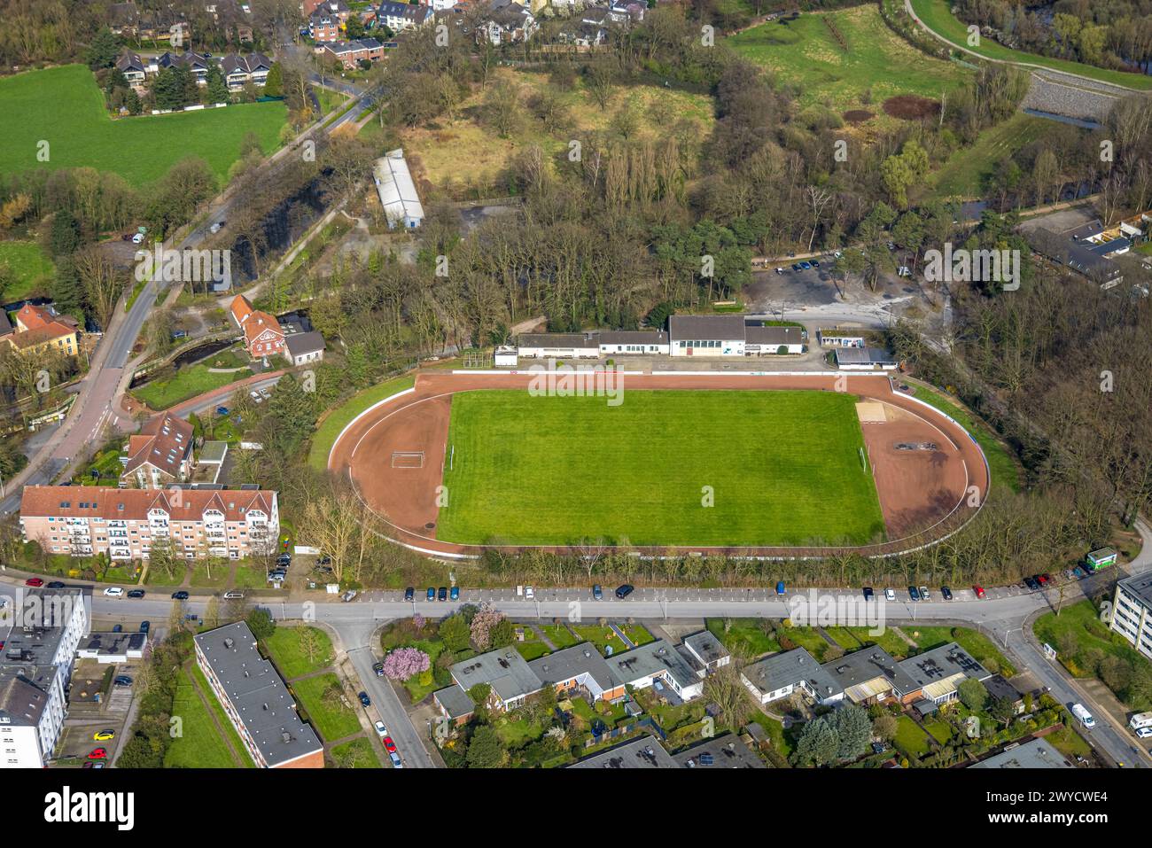 Vista aerea, stadio di calcio e stadio di atletica presso la piscina all'aperto di TV Jahn Hiesfeld, area forestale, Hiesfeld, Dinslaken, Renania settentrionale-Vestfalia, G Foto Stock