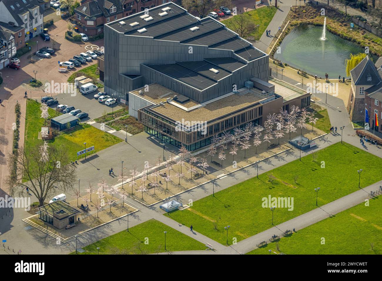 Vista aerea, teatro Kathrin-Türks-Halle, parco con laghetto di anatre e fontana d'acqua, Dinslaken, Renania settentrionale-Vestfalia, Germania, foto aerea, Kathrin Tü Foto Stock