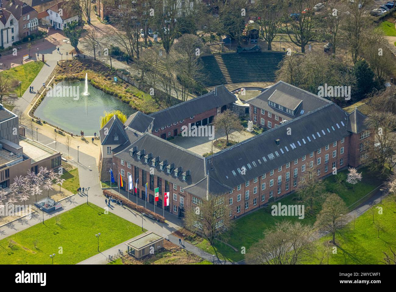 Vista aerea, municipio di Dinslaken, parco e laghetto con fontana, Dinslaken, Renania settentrionale-Vestfalia, Germania, foto aerea, amministrazione comunale Foto Stock