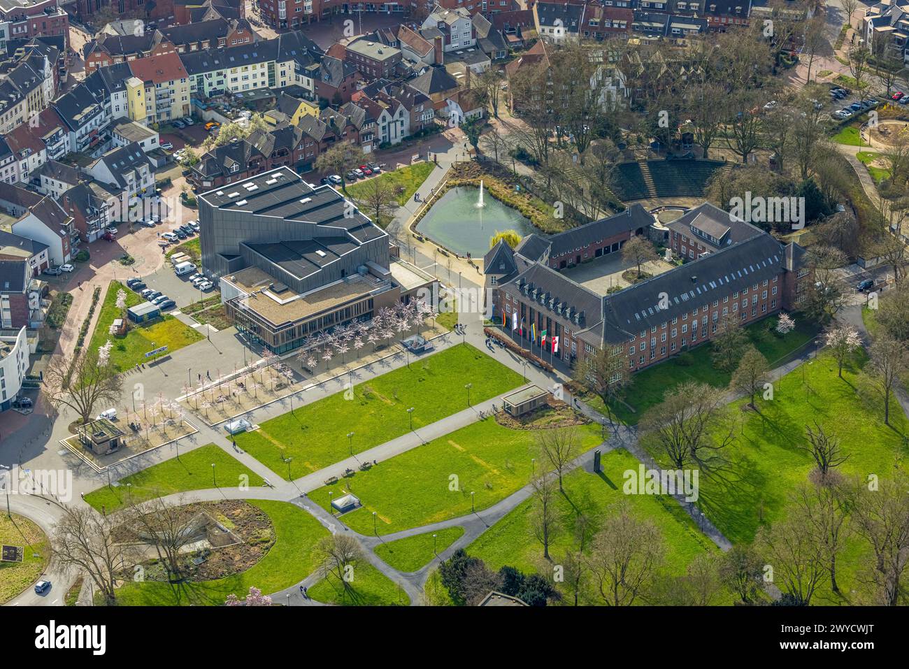 Vista aerea, municipio di Dinslaken, teatro Kathrin-Türks-Halle, parco e laghetto con fontana, Dinslaken, Renania settentrionale-Vestfalia, Germania, Aer Foto Stock