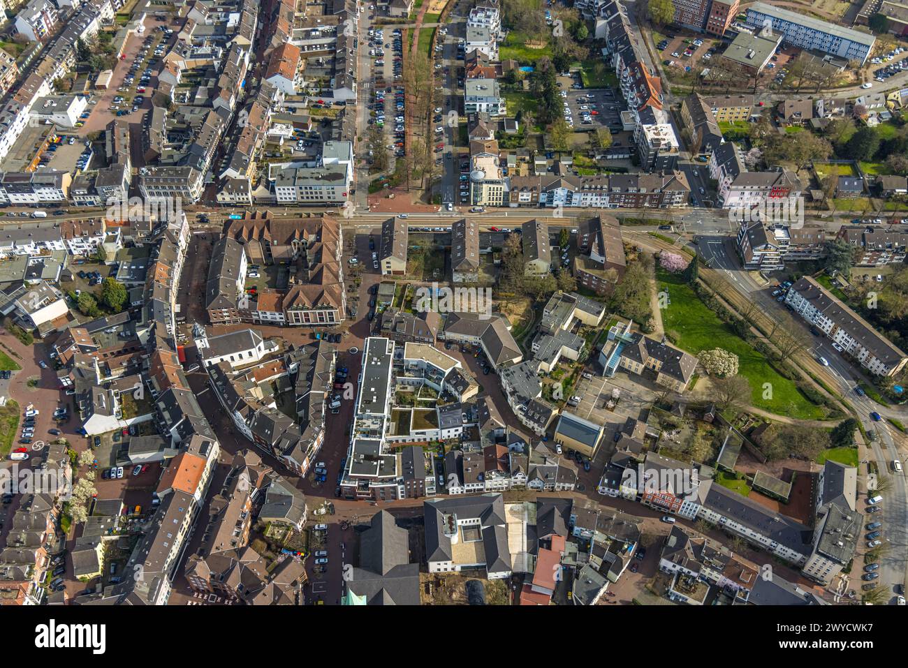 Vista aerea, centro della città su Friedrich-Ebert-Straße con biblioteca della città di Dinslaken, zona pedonale Kolpingstraße, zona residenziale intorno a Elmar-Sierp-Pla Foto Stock