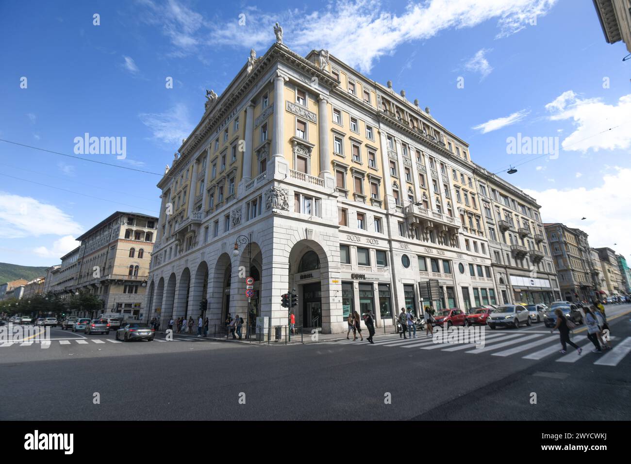 Trieste: Via Giosue Carducci, Pîazza Carlo Goldoni. Italia Foto Stock