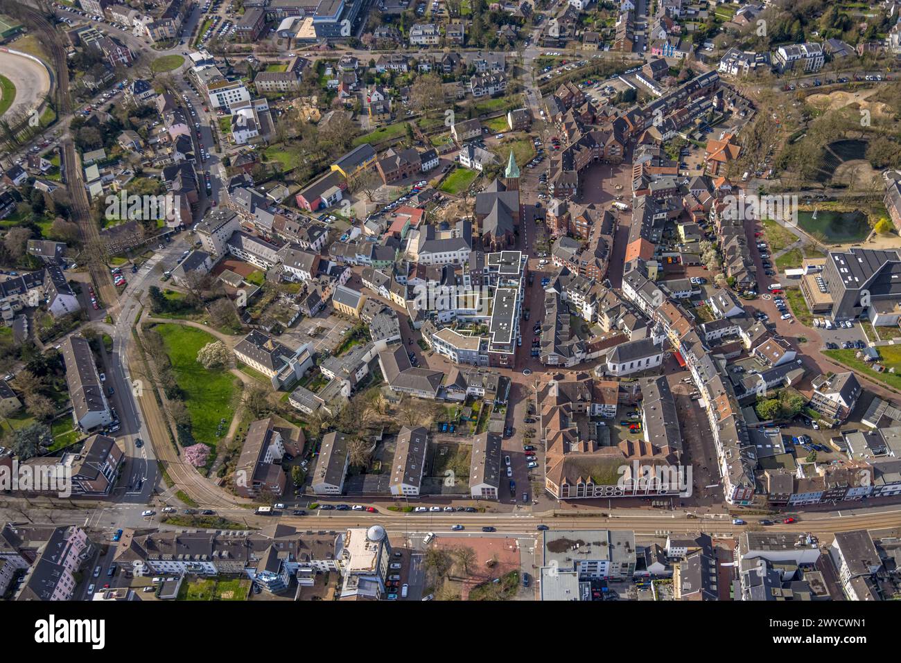 Vista aerea, centro città a Friedrich-Ebert-Straße con la Biblioteca della città di Dinslaken, la zona pedonale Kolpingstraße e Altmarkt, la Chiesa cattolica romana di St Foto Stock