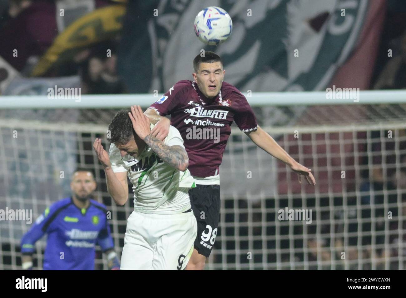 Salerno, Italia, 05 aprile 2024 Lorenzo Pirola della US Salernitana 1919 gareggia per il ballo con Andrea Pinamonte degli U.S. Sassuolo durante la serie A Macth tra US Salernitana 1919 vs US Sassuolo Credit: Agostino Gemito/ Alamy Live News Foto Stock