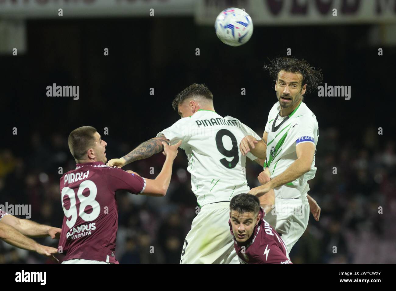 Salerno, Italia, 05 aprile 2024 Andrea Pinamonte degli Stati Uniti Sassuolo compete per il ballo con Lorenzo Pirola della US Salernitana 1919 durante la serie A Macth tra US Salernitana 1919 vs US Sassuolo Credit: Agostino Gemito/ Alamy Live News Foto Stock