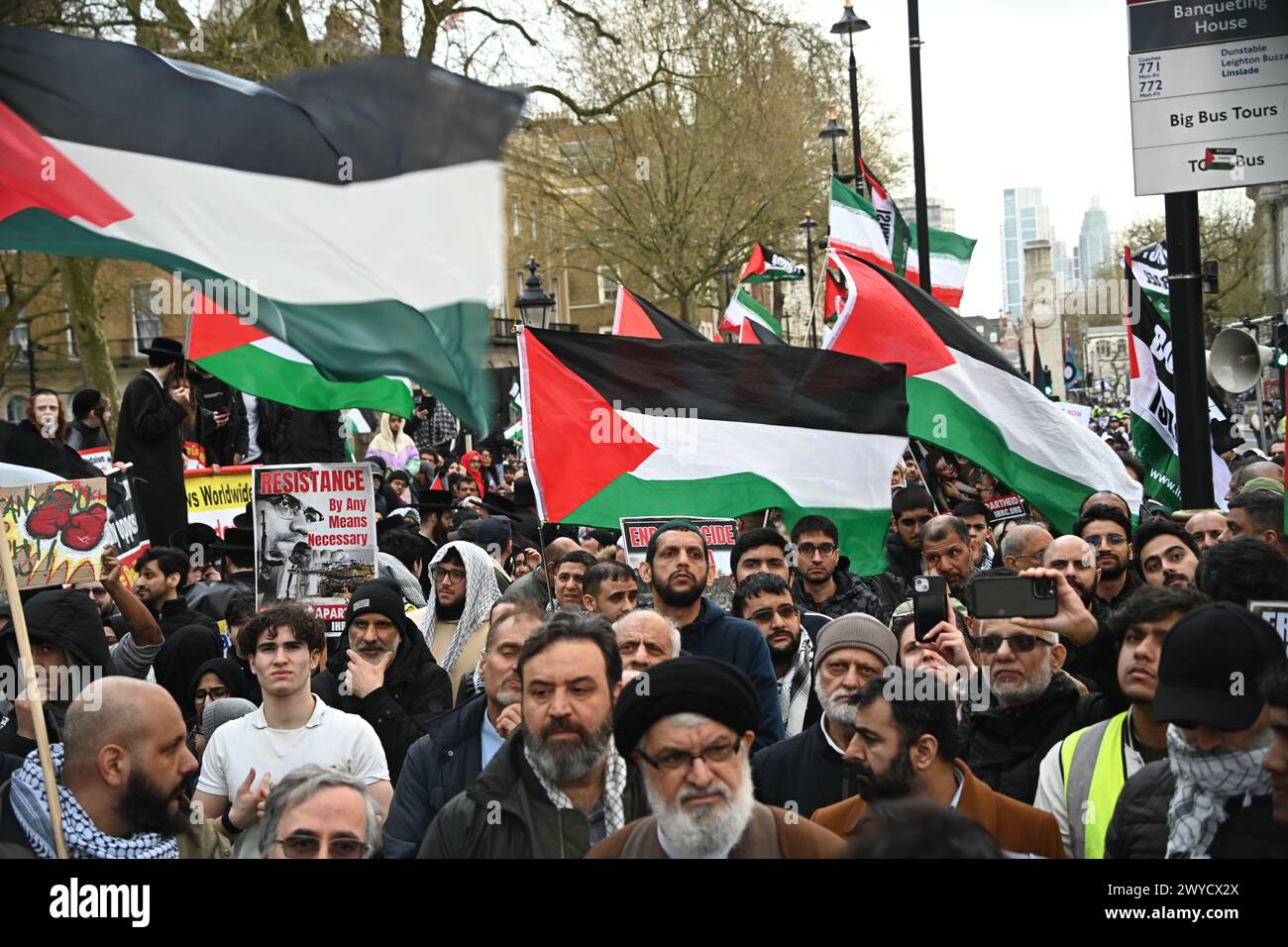 Downing Street, Londra, Regno Unito. 5 aprile 2024. Migliaia di sostenitori della Palestina si radunano all'Annual Quds Day 2024 per liberare la Palestina e fermare il genocidio di Gaza, chiedendo giustizia per i palestinesi a Londra, Regno Unito. Credito: Vedi li/Picture Capital/Alamy Live News Foto Stock