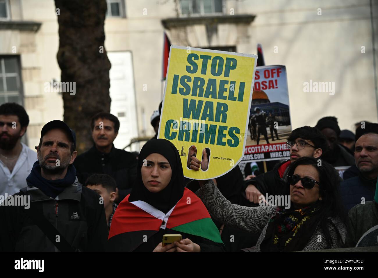 Downing Street, Londra, Regno Unito. 5 aprile 2024. Migliaia di sostenitori della Palestina si radunano all'Annual Quds Day 2024 per liberare la Palestina e fermare il genocidio di Gaza, chiedendo giustizia per i palestinesi a Londra, Regno Unito. Credito: Vedi li/Picture Capital/Alamy Live News Foto Stock