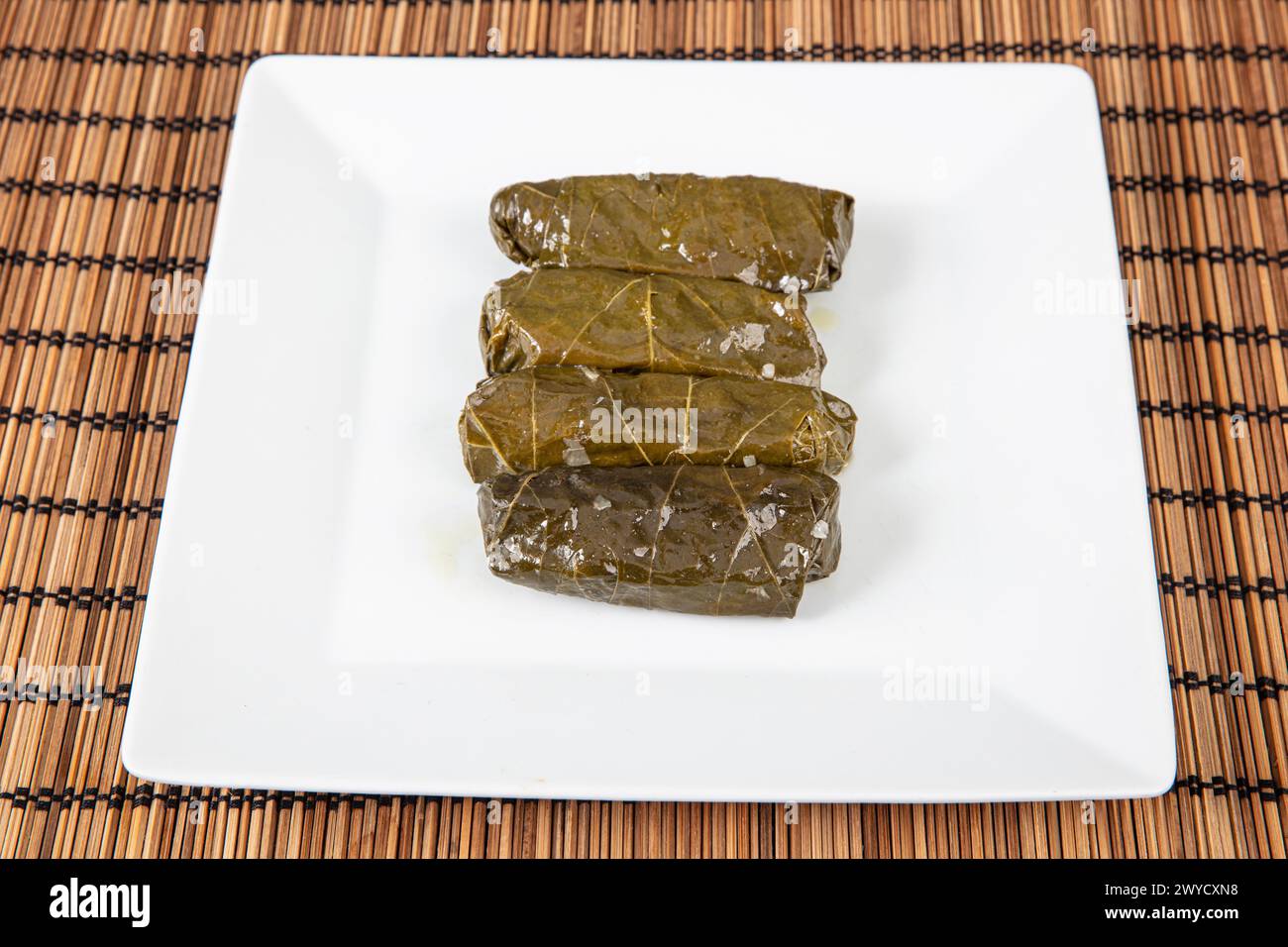 Foglie ripiene di olio d'oliva. Sapori della cucina turca. Nome locale zeytinyagli yaprak sarma. Sarma - riso e menta avvolti in foglie di vite. Foto Stock
