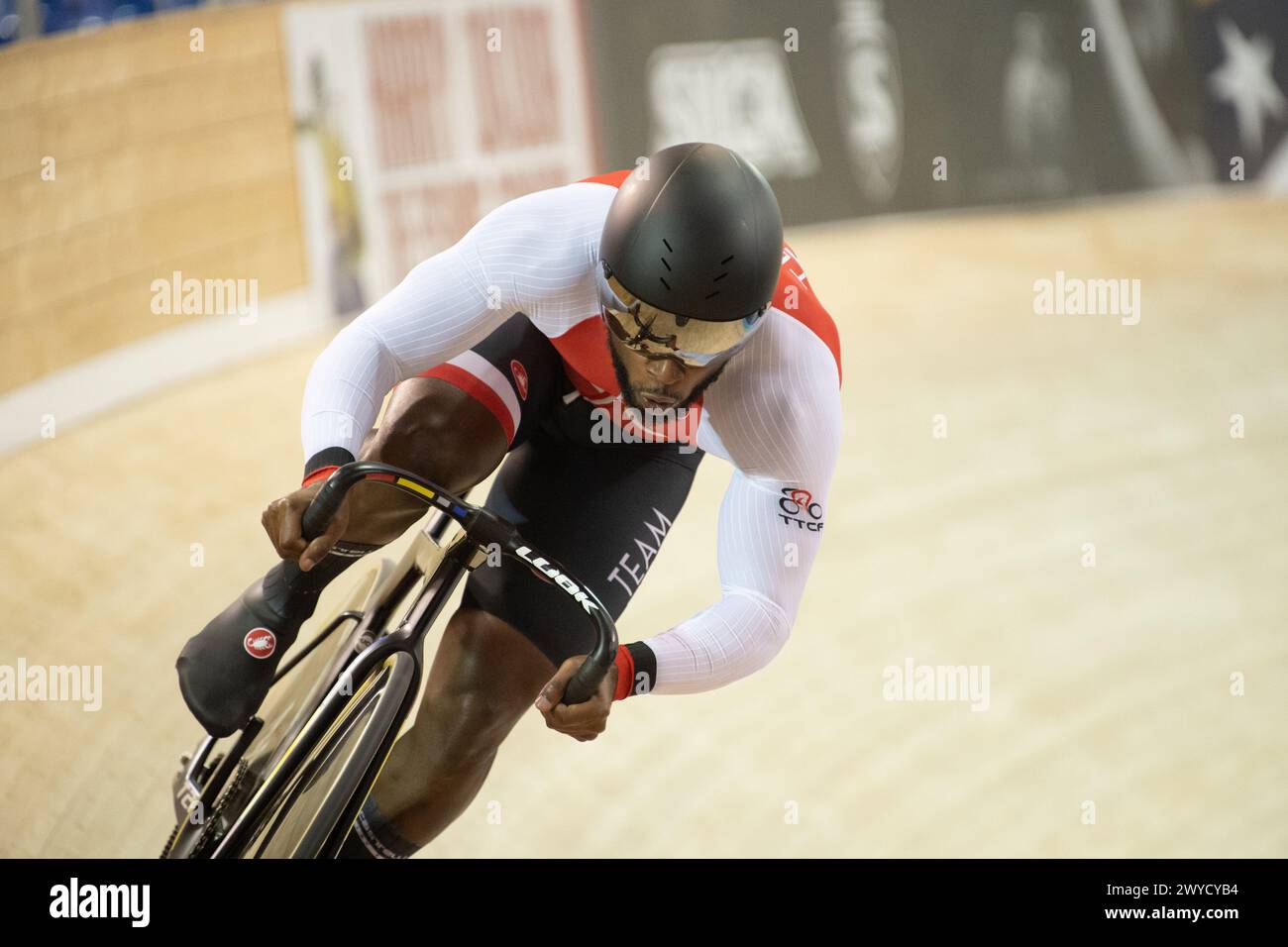 Los Angeles, California, Stati Uniti. 5 aprile 2024. Kwesi Brown di Trinidad e Tobago nella cronometro dei 200 metri, qualificandosi per lo sprint maschile. Crediti: Casey B. Gibson/Alamy Live News Foto Stock