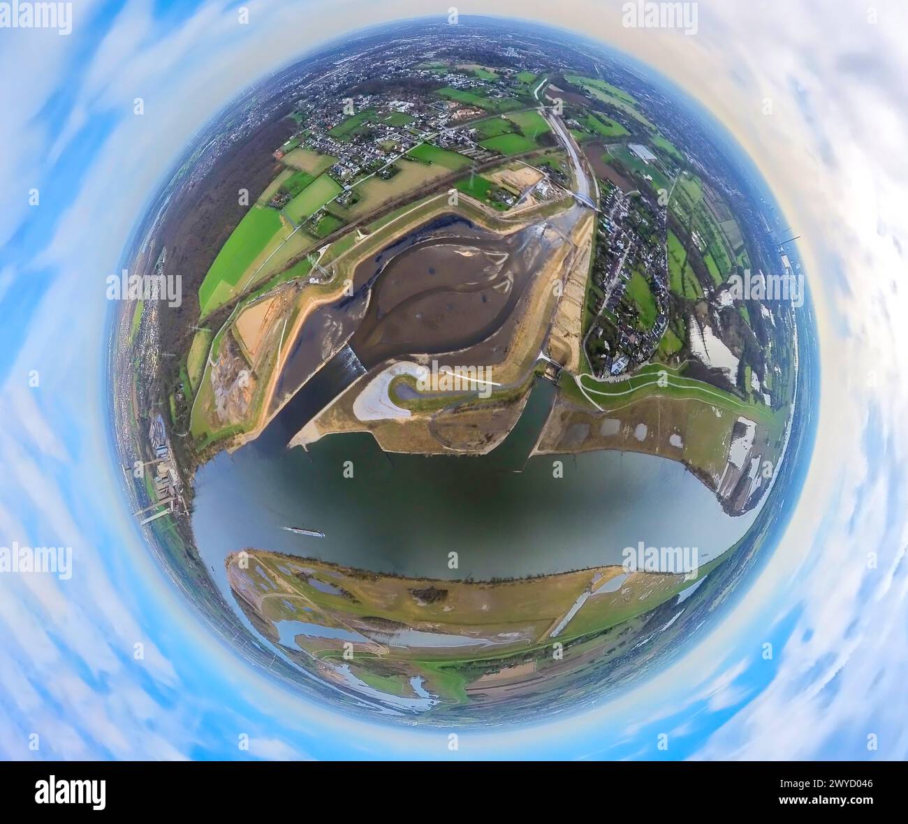 Vista aerea, estuario del nuovo Emscher e fiume Reno, ponte blu Hagelstraße, diga di Emscher con diga rotta all'estuario dell'Emscher e distrutta r Foto Stock