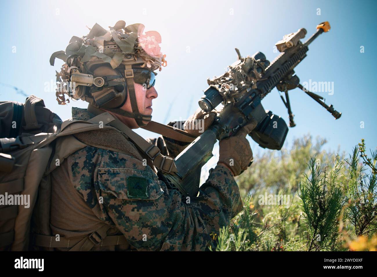 Dali Miranda, un capo di squadra assegnato alla Bravo Company, Battalion Landing Team 1/5, 15th Marine Expeditionary Unit, nativo del Texas, esegue un'azione correttiva sul suo fucile automatico di fanteria M27 durante un'esercitazione di raid MV-22 presso la base del corpo dei Marines Camp Pendleton, California, 2 aprile 2024. Il raid è stato condotto nell'ambito di un addestramento deliberato e progressivo per il Marine Medium Tiltrotor Squadron (VMM) 165 (rinforzato), 15th MEU, incentrato sull'integrazione degli MV-22 nella 15th MEU Marine Air-ground Task Force, in quanto piloti ed equipaggi aerei raggiungono la competenza. (Stati Uniti Mar Foto Stock