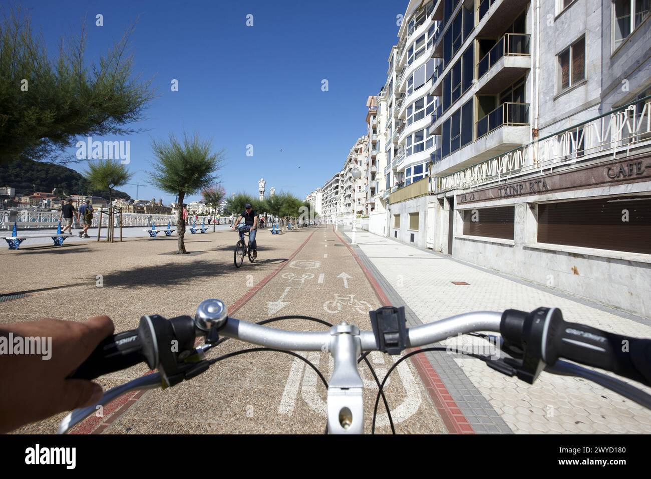 Bicicletta al lungomare la Concha, San Sebastian. Guipuzcoa, Paesi Baschi, Spagna. Foto Stock