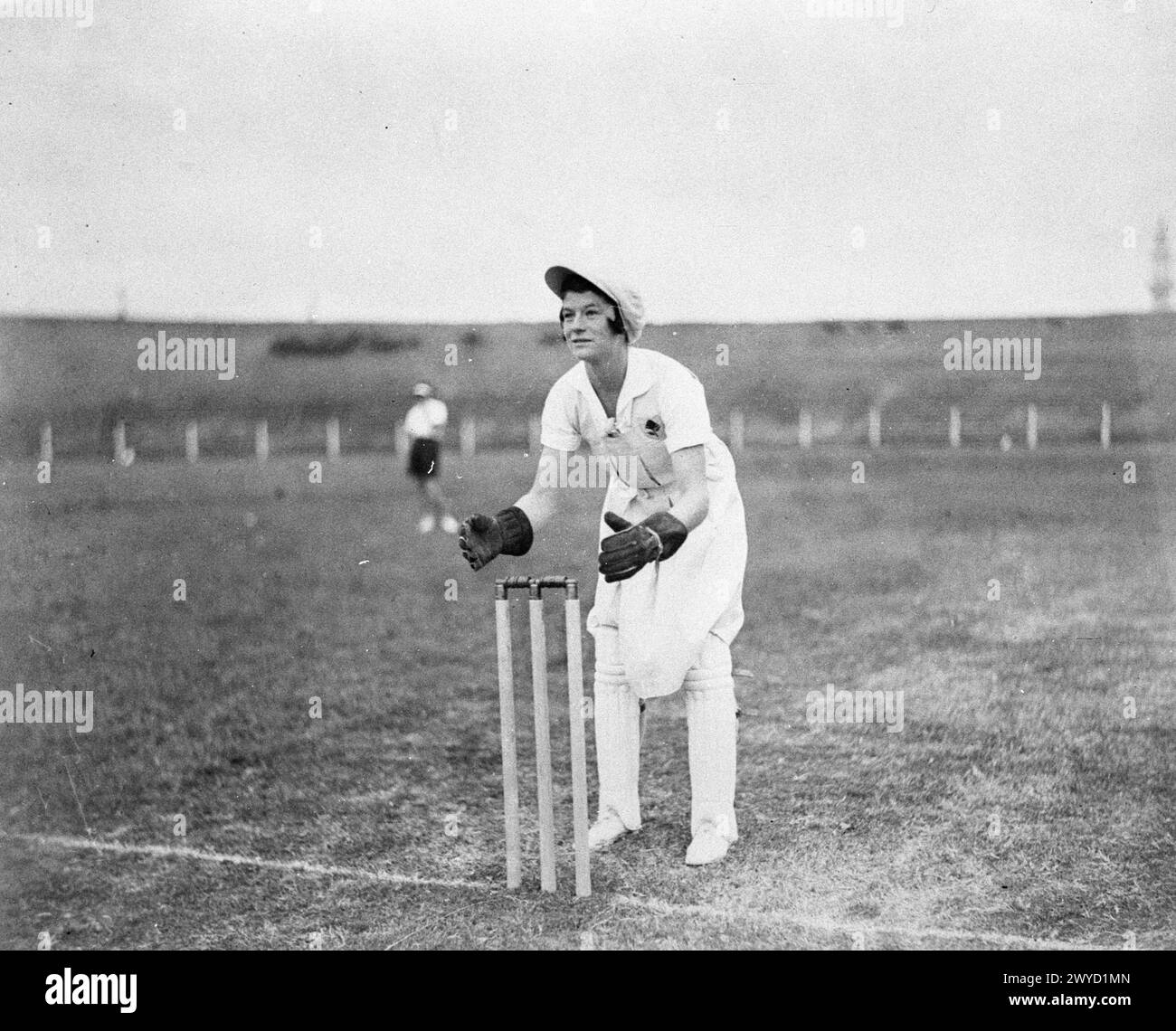 Archive Australian Sport Photography: Women's Cricket, Moore Park, Sydney Australia. Donna custode di wicket in posizione oltre i ceppi. circa 1930 anni Crediti fotografici: Sam Hood. Foto Stock