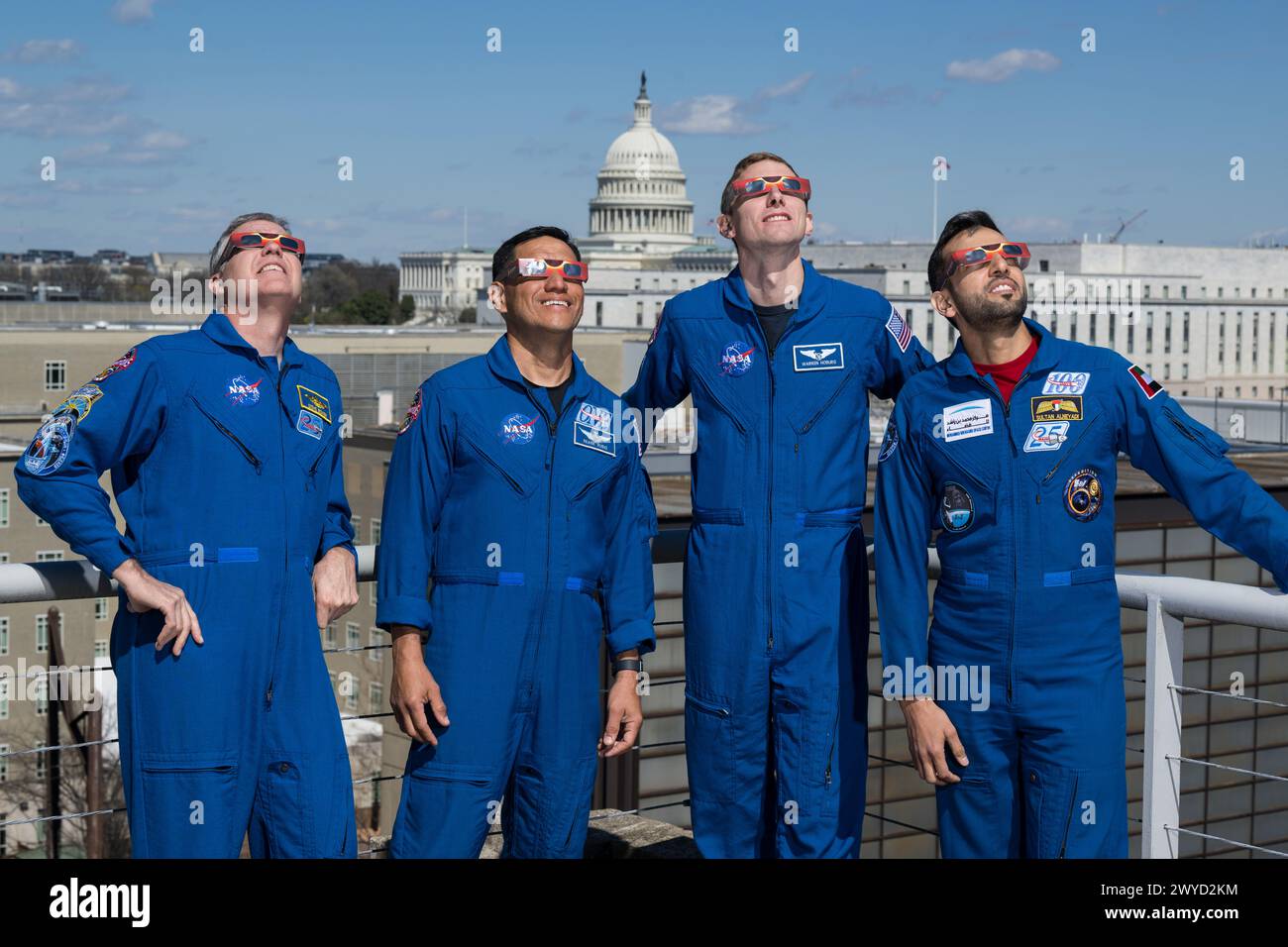 19 marzo 2024 - Washington, Distretto di Columbia, Stati Uniti - gli astronauti della NASA Stephen Bowen, a sinistra, Frank Rubio, Warren Hoburg, e l'astronauta degli Emirati Arabi Uniti Sultan Alneyadi, a destra, posa per una foto con occhiali solari, martedì 19 marzo 2024, presso la sede centrale della NASA Mary W. Jackson a Washington. Bowen, Hoburg e Alneyadi trascorsero 186 giorni a bordo della stazione spaziale Internazionale come parte della Expedition 69; mentre Rubio stabilì un nuovo record per il volo spaziale singolo più lungo da parte di un astronauta statunitense, trascorrendo 371 giorni in orbita in una missione estesa che spaziava dalle Expeditions 68 al 69. (Credito Foto Stock