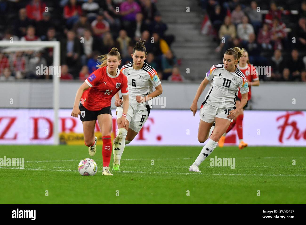 Linz, Austria. 5 aprile 2024. LINZ, AUSTRIA - 5 APRILE: Marie-Therese Hoebinger dell'Austria vies con Lena Sophie Oberndorf della Germania e Laura Freigang della Germania durante la partita di qualificazione europea femminile UEFA tra Austria e Germania il 5 aprile 2024 a Linz, Austria.240405 SEPA 38 016 - 20240405 PD11407 credito: APA-PictureDesk/Alamy Live News Foto Stock