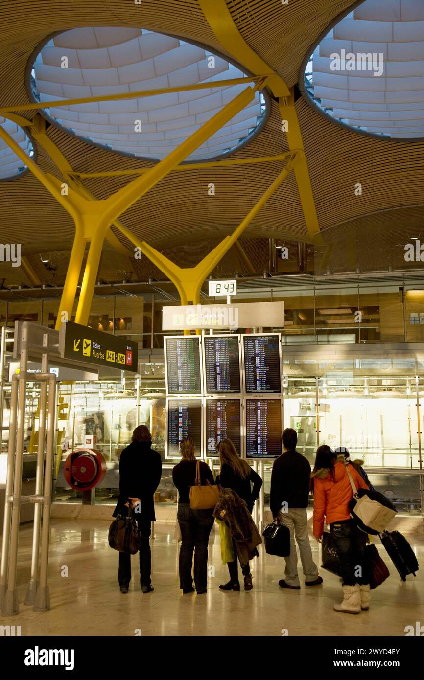 Nuovo terminal T4 all'aeroporto internazionale Barajas di Madrid, Spagna. Foto Stock