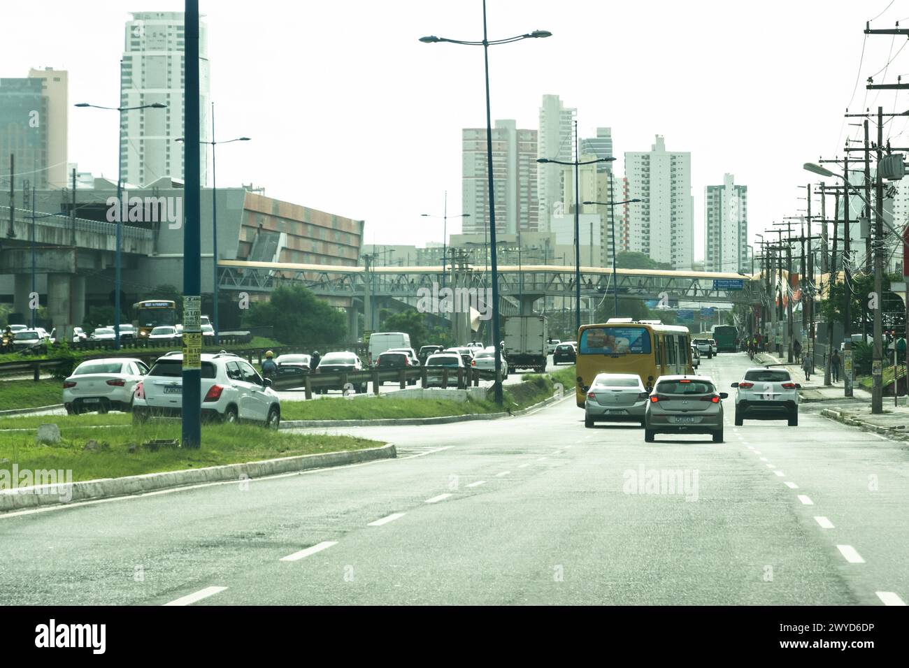 Salvador, Bahia, Brasile - 26 gennaio 2022: Vista del movimento del traffico nel centro della città di Salvador, Bahia. Foto Stock