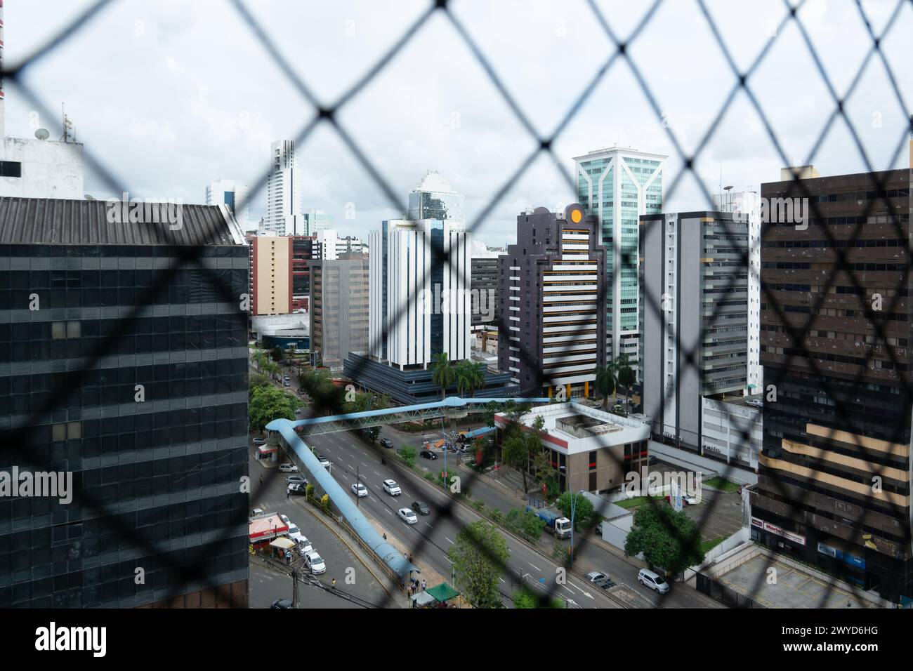 Salvador, Bahia, Brasile - 26 gennaio 2022: Vista del movimento del traffico su Avenida Tancredo Neves nella città di Salvador, Bahia. Foto Stock