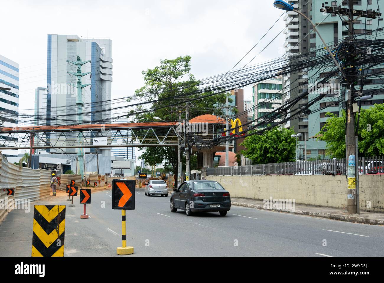 Salvador, Bahia, Brasile - 26 gennaio 2022: Vista del movimento del traffico su Avenida Tancredo Neves nella città di Salvador, Bahia. Foto Stock