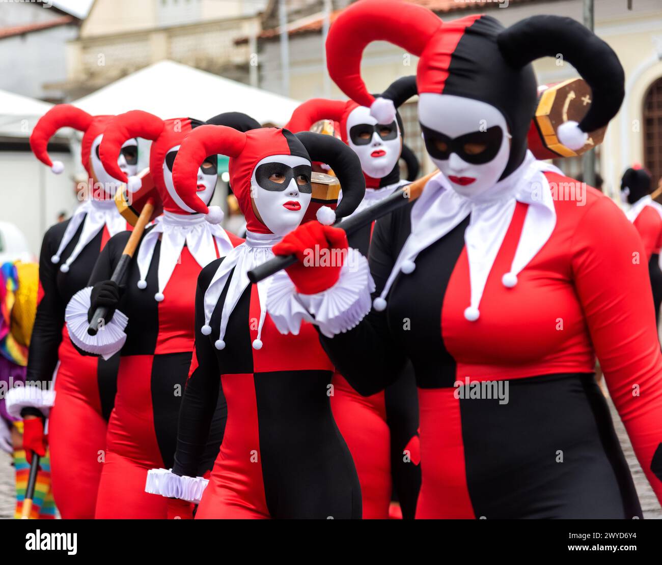 Maragogipe, Bahia, Brasile - 11 febbraio 2024: Le persone che indossano costumi sono viste sfilare durante il carnevale nella città di Maragogipe a Bahia. Foto Stock