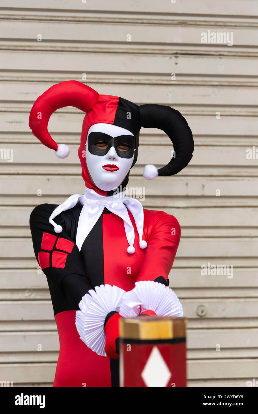 Maragogipe, Bahia, Brasile - 11 febbraio 2024: Le persone che indossano costumi sono viste sfilare durante il carnevale nella città di Maragogipe a Bahia. Foto Stock