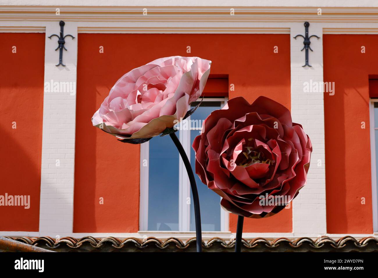 La facciata del Molinard Perfumery and Museum è impreziosita da due grandi sculture floreali metalliche con eleganti steli, Grasse, Francia Foto Stock