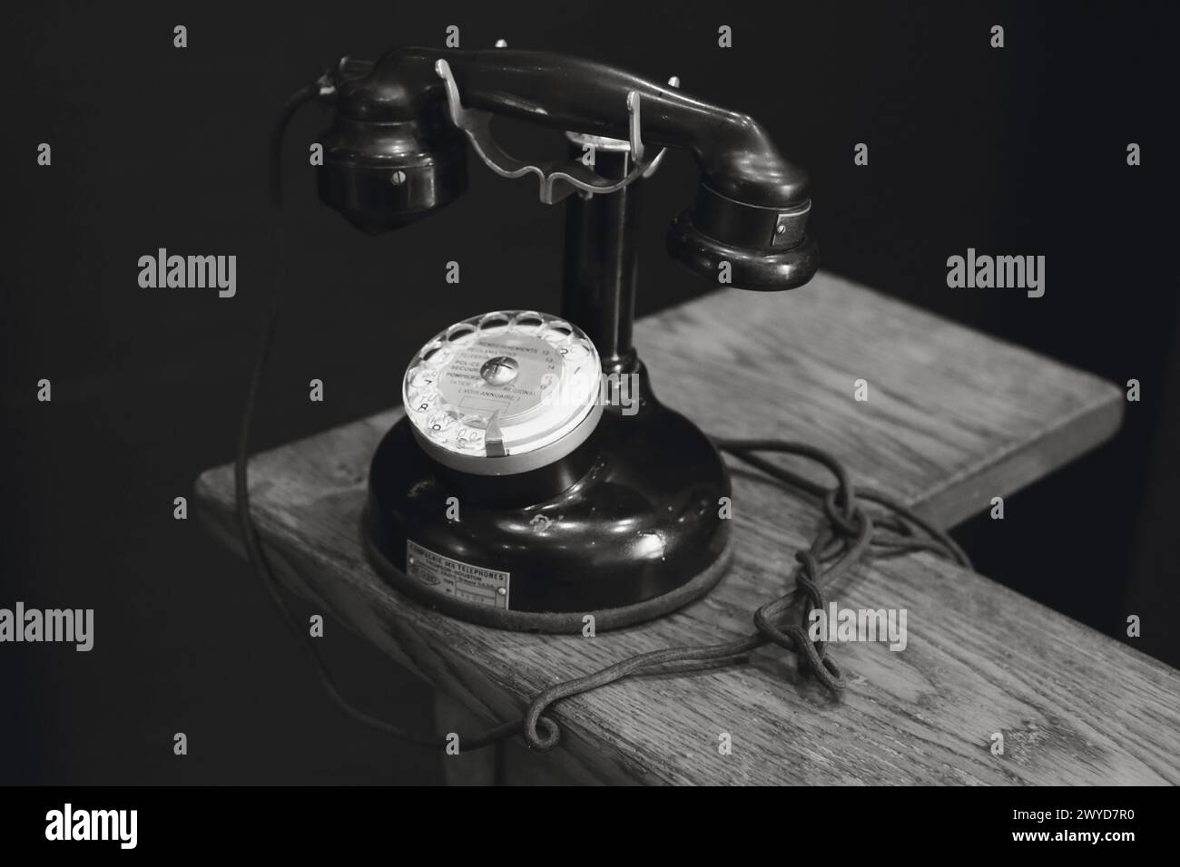 Un classico telefono rotativo nero poggia su un ripiano in legno, evocando un senso di nostalgia al Museo della Profumeria Molinard di Grasse, in Francia Foto Stock