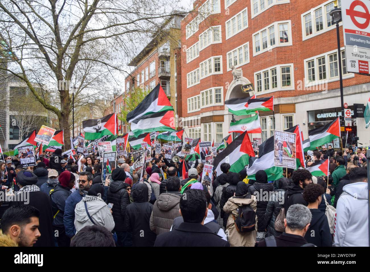 Londra, Regno Unito. 5 aprile 2024. I manifestanti pro-palestinesi detengono bandiere palestinesi mentre iniziano la loro marcia fuori dal Ministero degli interni. I manifestanti pro-Palestina marciarono a Westminster e si trovarono di fronte contro-manifestanti pro-Israele in Piazza del Parlamento, mentre i manifestanti pro-Palestina organizzarono la loro manifestazione annuale al Quds Day in solidarietà con la Palestina. (Foto di Vuk Valcic/SOPA Images/Sipa USA) credito: SIPA USA/Alamy Live News Foto Stock