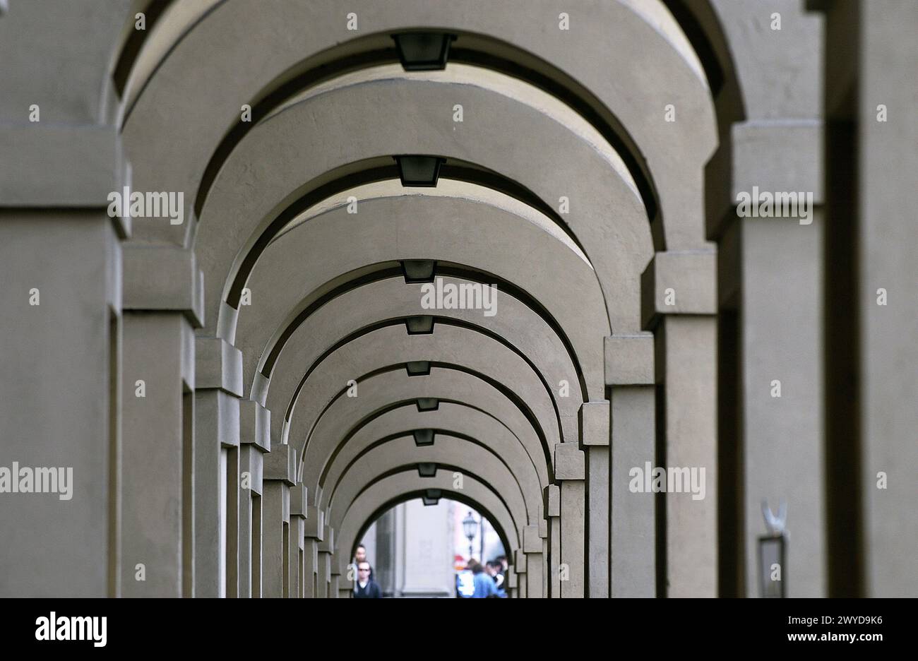 Lungarno Archibusieri, galleria tra Ponte Vecchio e Galleria degli Uffizi. Firenze. Toscana, Italia. Foto Stock