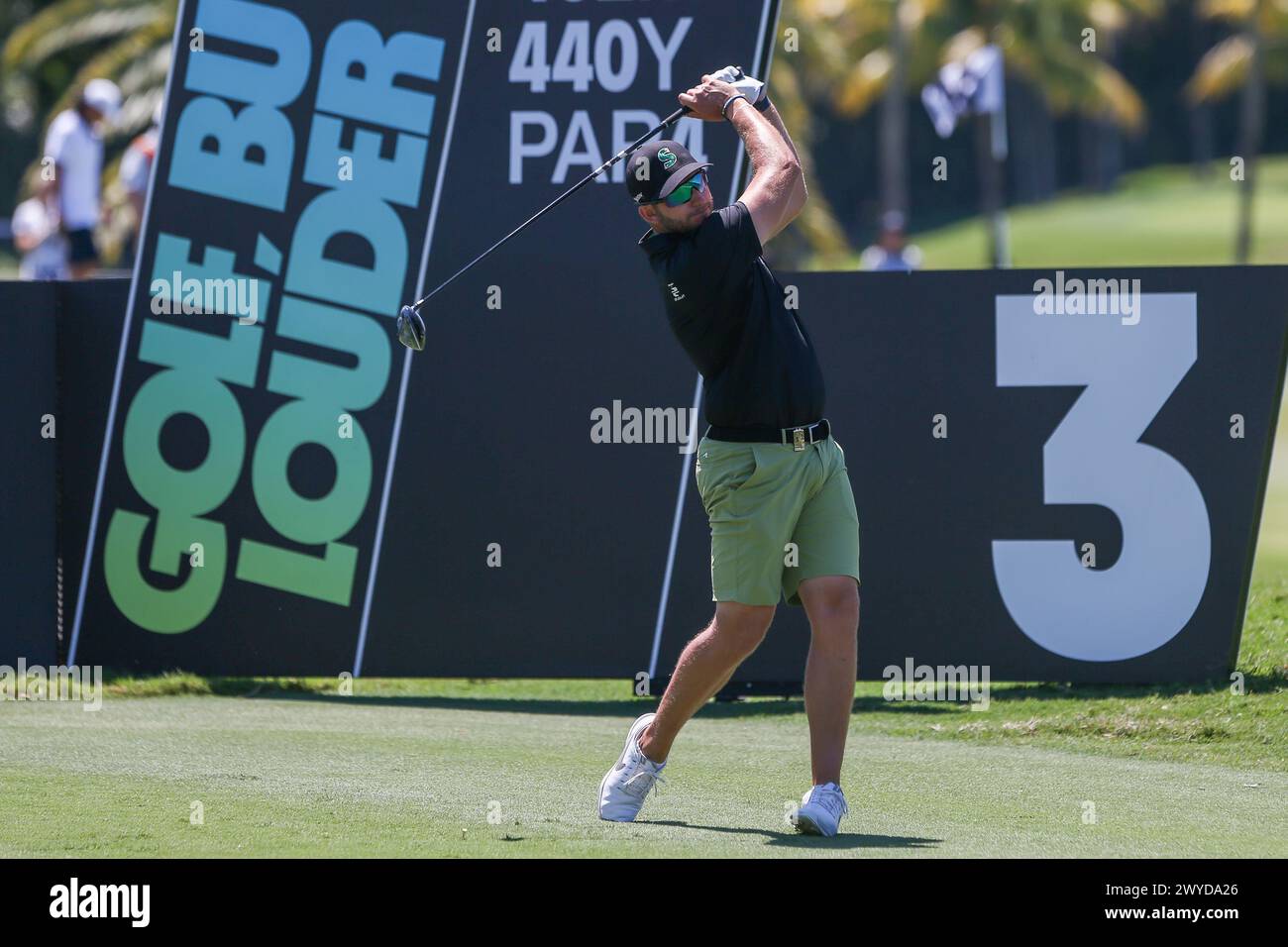 Doral, Florida, Stati Uniti. 5 aprile 2024. Dean Burmester di Stinger tira fuori dalla terza buca durante il primo round del LIV Golf Miami al Trump National Doral. (Credit Image: © Debby Wong/ZUMA Press Wire) SOLO PER USO EDITORIALE! Non per USO commerciale! Crediti: ZUMA Press, Inc./Alamy Live News Foto Stock