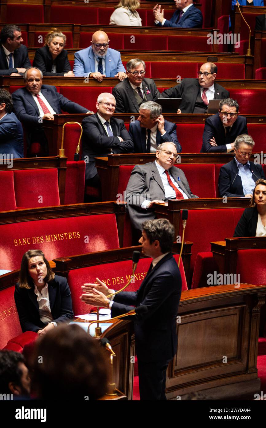 Il primo ministro francese Gabriel Attal parla all'Assemblea nazionale. Una sessione settimanale di interrogatorio del primo ministro francese Gabriel Attal si svolge nell'Assemblea Nazionale al Palais Bourbon di Parigi. Foto Stock