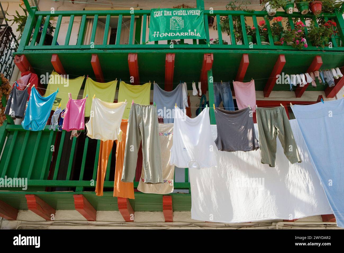 Asciugatura del bucato. Bandiera (Trainera `ama Guadalupekoa`). Quartiere la Marina, Hondarribia. Gipuzkoa, Euskadi. Spagna. Foto Stock