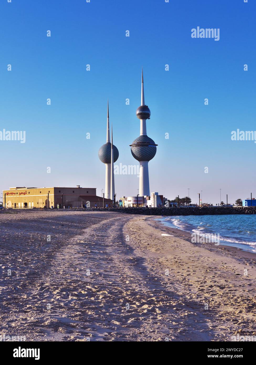 Le famose Torri di sfere in Kuwait in una giornata di sole con cielo limpido. Mare blu e spiaggia sabbiosa sullo sfondo Foto Stock