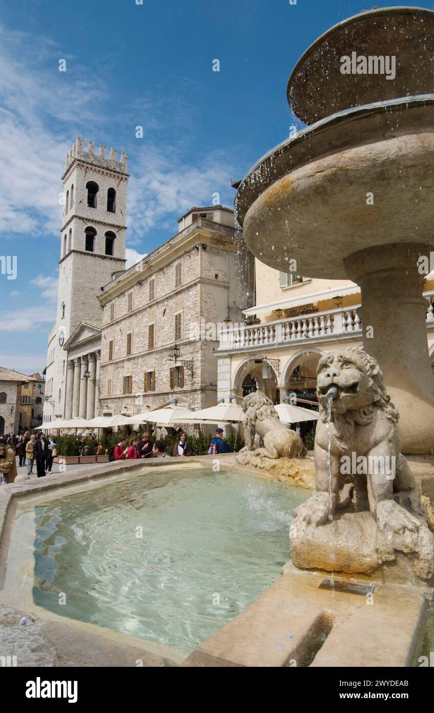 Piazza del comune con Palazzo del Capitano del popolo e Tempio di Minerva sullo sfondo. Assisi. Umbria, Italia. Foto Stock